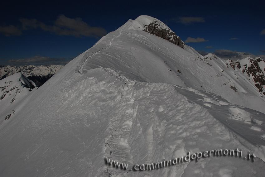 46 Salendo sulla cresta verso la Cima Menna .jpg